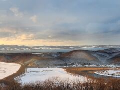 展望台からの眺め
図解によると左の白い場所が網走湖で奥が能取湖、右側の建物のさらに右奥に本当の刑務所があるようです