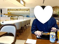 朝の３時半起きで、バス＆成田エクスプレスで成田空港第二ターミナルへやってきました。８時に到着。

出国審査場が空いていたのでチャチャっと出国。
JALファーストクラスラウンジで朝食。
お寿司・ラーメン（この日は柚子塩ラーメンだった）・カレーを注文しましたが、息子、食べ物が目の前に来たら写真撮る暇なく食らいつくので写真がございません・・・・・。

国内線のラウンジと同様にノンアルコールビールが置いてあったので、水の代わりに二人で３本空けました。

時間帯なのか成田空港だからなのか、羽田と比べて空いていてお料理頼むと直ぐに来た。


