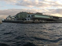 大さん橋ふ頭ビル。