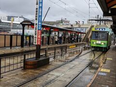 チェックインして、荷物を置いたら行動開始。
駅前電停から新地中華街方面へ。