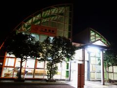 二見浦駅舎
ドーム型の屋根が夫婦岩風です。
鳥羽水族館から、今度はJRで今夜の宿へ