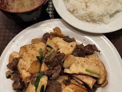 夕食は、「お食事処　三笠　松山店」で。
チャンプルー風の、牛肉ととうふのニンニク炒め750円。

島あっちぃモニターツアー、私はインスタで知ってエントリー。