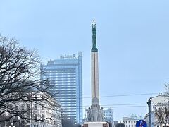 「自由記念碑」
1935年にラトビアの独立を記念して建てられた、高さ51ｍの記念碑。頂上に立つ自女性ミルダは、ラトビアの３つの地域（クルゼメ、ヴィゼメ、ラトガル）の連合を表す星を掲げています。ソ連時代には常に取り壊しの危険にさらされ、近づくだけでシぺリア送りとうわされる民族の悲劇を具現化したような記念碑です。