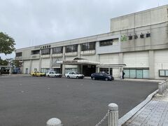 苫小牧は10数年前にスケート関係で来たことがありますが、何も覚えていなかったので駅から出るとバス乗り場を探すのに右往左往。25分あるのでカフェとかで軽く朝ごはんできるかなと思ってたが全然無理でした。というかカフェなんて無いな。