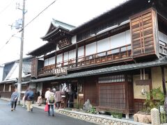 手打蕎麦 鶴喜（鶴喜そば 本店）
（喜は本来、七を三つ束ねた漢字。PCでは出て来なかった）

団体客含む、二組程並んでいます
日曜の昼時ではありますが、時季外れな為かそれ程でも無いですねー
オンシーズンは恐ろしいほどの混み具合になりそう
ちなみに駐車場あります