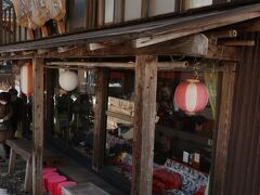 会津屋豆腐店。
店内のこたつで食事ができるみたいですが、この時は満席で外に行列もできていました。
