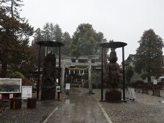 雨の中、今市の町歩きを始めます。先ずは報徳二宮神社。