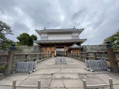 その横の鹿児島城跡の立派な門から出ました。