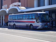 【長崎空港】11:55
長崎空港からは長崎駅前直通のリムジンバスではなく佐世保行のバスに乗り新大村乗換新幹線で長崎駅へ向かうことにしました。

飛行機が早着したので、予定の一本前の西肥バスに乗れました。
バスは4分遅れて新大村駅に到着しました。

長崎空港11:55--西肥バス--新大村駅前12:12
