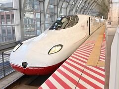 【長崎駅】13:00
東海道新幹線のN700Sと同じ車両ですが、デザインで見た目も全然かわります。