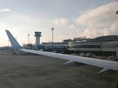 高松空港です。
四国四県のなかで唯一シンプルな名前です。
高松うどん空港とかにしそうなのに。