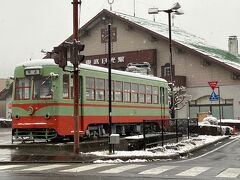 東武日光駅前。
日光には昭和43年（1968年）まで路面電車が走っており、写真はその当時の車両。日本一高い場所を走る路面電車だったそうです。