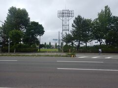 ガストの向かいは八橋球場。（八橋運動公園の一部）
私たちの世代は「八橋」と聞くと「八橋油田」を思い出す。２９６０年代ぐらいか、日本一の産出量を誇った油田だ。