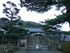 賓日館
https://hinjitsukan.com/
国指定重要文化財の賓日館は明治20(1887)年に伊勢神宮に参拝される賓客の休憩・宿泊施設として建設されました。平成11(1999)年までは皇族方などの要人の宿泊所として利用された旅館でしたが、現在は資料館として一般公開されています