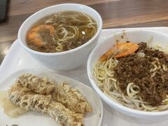 高鐵台中駅で昼ご飯
台南名物の担仔麺とエビ春巻きを周氏蝦捲でいただきました。
パクチー嫌いなので、抜いてもらいました。
