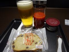 羽田空港には6時過ぎに到着し、朝食を食べてからビールをいただきました。