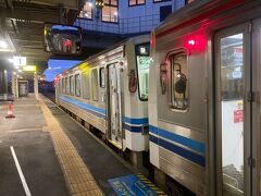 あたりが暗くなるころ、浜田駅に到着し、山陰本線の普通列車に乗車しました。