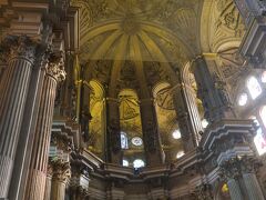 少し行ったところにマラガの大聖堂
ここは有料　１０ユーロでシニア割が９ユーロ
入場料が１０ユーロ越えのところが、多くなったが、さすがに１６００円以上となると、気楽に入るわけにはいかない