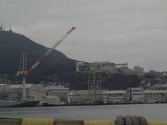 軍艦島までの約４０分、長崎港観光をしながら進みます。
右側のクレーンは世界文化遺産になっています。まだ、現役で使われているそうです。
