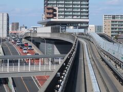 熊野前駅では東京さくらトラムと接続しています

日暮里舎人ライナーはほぼ尾久橋通りの上を走っています