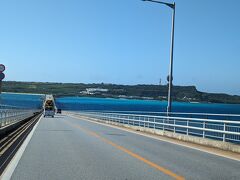 レンタカーを借り、途中島の駅でフルーツを買ったりしながら伊良部島に向かいます。
伊良部島、ずっと気になっていましたが、初めて上陸します!
