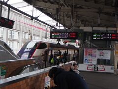 福島駅
前部のつばさ139号山形行きを切り離すためしばらく停車。
おこちゃまたちが興味津々。