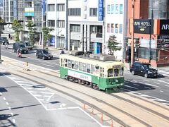 【長崎駅前】14:55
路面電車の駅に向かっていると乗る予定の3番が来たので慌てて乗り場に向かいます。
古くて渋そうな車両です。

長崎駅前--3--諏訪神社
