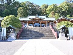 拝殿に到着。
立派な神社です。
先に御朱印をお願いし、本殿や稲荷神社を巡ります。