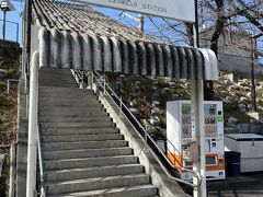 徒歩10分程でJR善光寺駅に到着しました。

駅舎のない無人駅で、入口看板の文字が消えかかっていました。