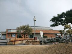 フェリーターミナルに見せかけて高速艇のチケット売り場、乗り場です。
小豆島の文字を見て入りそうになりましたが、高速艇なので違いました。