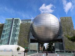 白川公園の北側に位置するお台場のフジテレビの様な建物が名古屋市科学館。館外には市電やロケットも展示されており、子供に人気