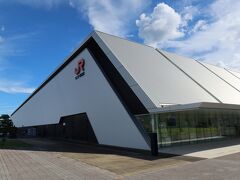 目的地のリニア鉄道館の外観は大きな倉庫といった感じ。JAF 等の優待割引があるので事前に確認しておくと良いでしょう