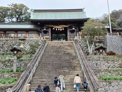 　今日は、まず諏訪神社に詣ってから、島原経由で天草に向かいます。諏訪神社は、この階段の上にあります。幼稚園児が階段を登っていますが、幼稚園は神社の敷地の内にあるので、毎朝ここを上がっていくようです。