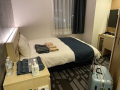 チェックインも問題なく完了。お部屋で荷物を整理しつつ(ホテルWBF、部屋はかなりコンパクトでスーツケース広げるとかなり窮屈)、本日の予定を確認。冬季限定で五稜郭がライトアップしているので、公園内には入れない時間だけどタワーだけ行って早速土方ARをゲットしようかな、などと考えていましたが、スマホの充電待ちでなんだかんだで19時すぎにいざ出発！としたところ、タワーの情報を見ると既に営業終了していた…。ライトアップというからこの時期だけ遅くまで営業してるのかと思い込んでいましたが、タワーは18時で終了、ライトアップも19時まででした。仕方ない、予定変更で明日行くか。