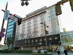 『天然温泉 剱の湯 御宿野乃富山』(ドーミーイン グループ)

このホテルはビジネスホテルでありながら和風の温泉旅館のようなホテルです。