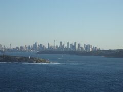 ノースヘッドのフェアファックス ルックアウトからの眺め。奥はシドニーのビル群です。