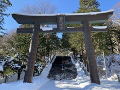 函館八幡宮で2023年の初詣。雪に覆われた階段を息を切らしながら上がっていきます。