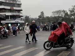 ホアンキエム湖近くの旧市街まで戻りました。
この後この辺りで主人のジャケットや、私の家用のズボンや靴下など購入。

フットマッサージもしました。
30分チップ込みで200,000ドン(1,200円)
足が疲れていたので、気持ちよかったです。
