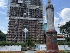 昼食後は市内観光。最初にサイゴン大教会。修復中で残念。