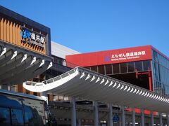 大阪から サンダーバードで、福井駅に到着しました。
2024年３月に北陸新幹線が延伸することもあって、一部まだ工事中ですが、とても洗練されたデザインの駅です。
東口から観光バスで、一乗谷朝倉氏遺跡に向かいます。