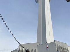 前日と同じく路面電車で五稜郭へ向かいます。今回は昼の部ということで公園内の散策と箱館奉行所の見学をします。本来なら昼～夕方にかけて公園とタワーをセットで行けば効率が良かったのですが、お天気の関係で分けることになりました。この日の予報が雪だったので、天気の良いうちにベイサイドに行っておきたかったのです。
五稜郭公園前の電停で降りて、明るい時間のタワーを見上げながら歩きます。タワーの1階ロビーをお土産を見ながら抜けて公園の入り口へ。