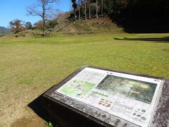 一乗谷朝倉氏遺跡に到着しました。
復原町並前の駐車場から 道路 向かい側の遺跡を散策します。
戦国時代の城下町全体が残された場所として、全国でも まれな遺跡です。