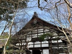 龍安寺、室町幕府の管領だった細川勝元が妙心寺の義天を開山に招き創建されました。応仁の乱で全焼した経緯もあるようですが、その後は細川家の菩提寺として今に至るようです。
