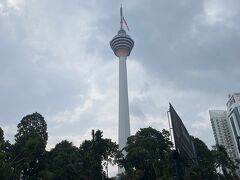 17時前 クアラルンプールタワー。先端にはマレーシア国旗。