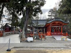 こちらが御本殿（上宮）です。御祭神は万物を生み育て生命力を与える生島大神と国中を満ち足らしめる足島大神の２柱を祀っています。神島に渡るには２つの橋があって赤い橋は神橋と呼ばれ一般参拝客は渡れません。本殿内には内殿があり長野県の県宝です。