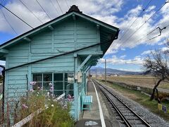 下之郷駅まで戻って電車に１０分くらい乗り、５駅先の八木沢駅に着きました。ここの駅舎はきさらぎ駅（２ｃｈの都市伝説で異世界に迷い込むというもの）が映画化されたときにロケ地として使われたそうです。
