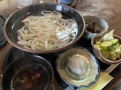 鳥居まで戻りました。別所神社の鳥居隣には軽食ができる「お茶の間」という飲食店があって、こちらで早めの昼食を取ることにしました。上田市は胡桃の生産が多く、それをうどんのつゆに入れた「くるみうどん」を注文しました。