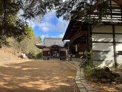 その先には別所神社があります。御祭神は熊野大神とされ御利益は縁結びです。拝殿は正面の建物でその後ろには本殿（長野県県宝）があります。