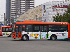 おはようございます。2日目の朝。
愛媛マラソンを走る相棒さんを見送り、私はJR松山駅に(´▽｀)

みきゃんのバス発見！！