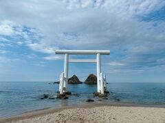 第四の目的地！
定番観光地「二見ヶ浦の夫婦岩」
やっと来れたわ(*´∇｀*)
箱島神社から20～30分ほどの距離なので、同じようにセットで観光してる人もチラホラ。

コチラはかなりの混雑。外国人観光客の団体さんもたくさん！！